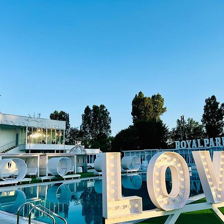 Royal Park Complex Hotell Bascov Eksteriør bilde