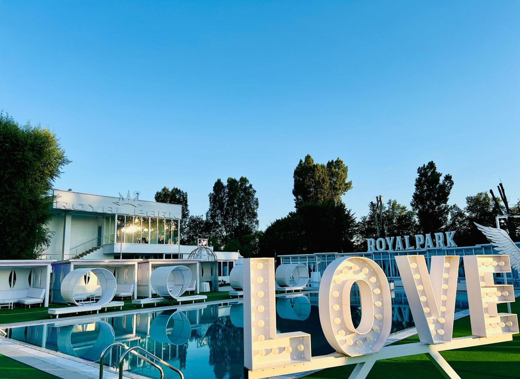 Royal Park Complex Hotell Bascov Eksteriør bilde