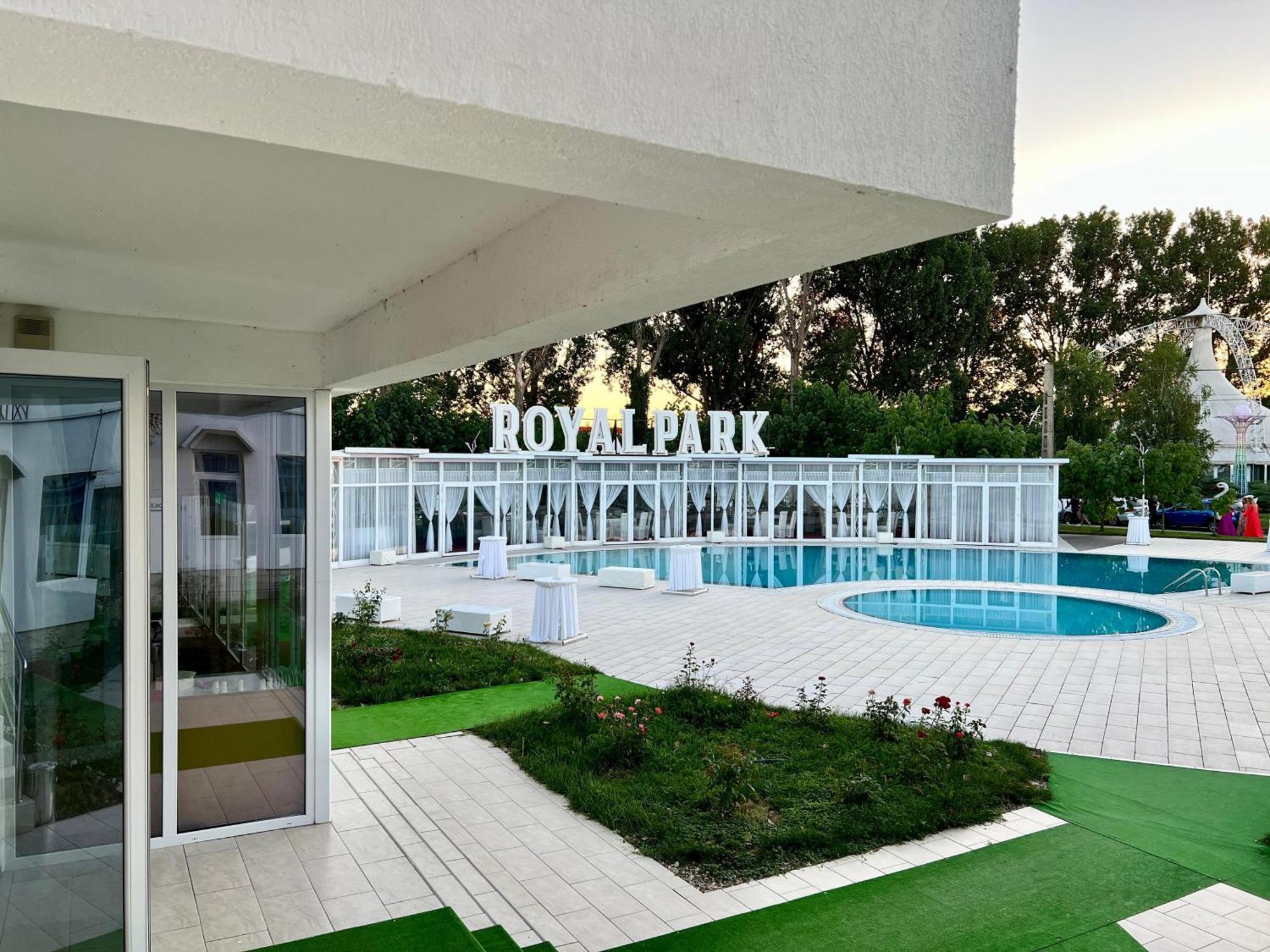 Royal Park Complex Hotell Bascov Eksteriør bilde