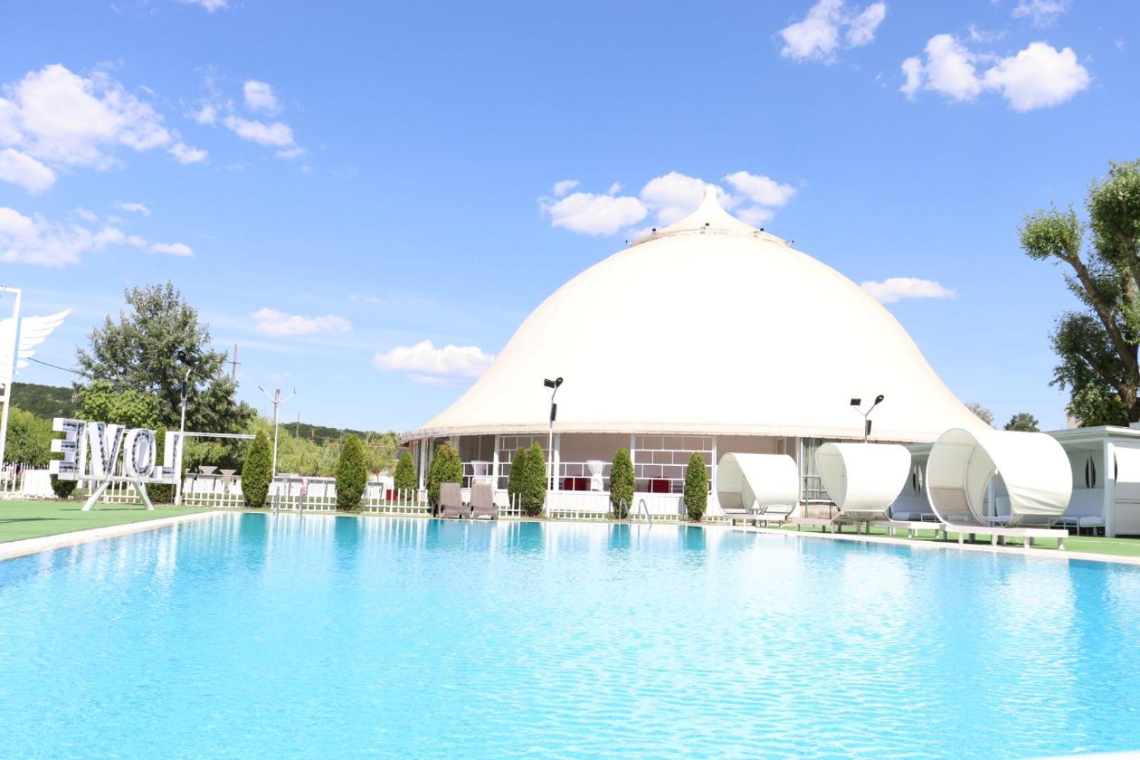 Royal Park Complex Hotell Bascov Eksteriør bilde