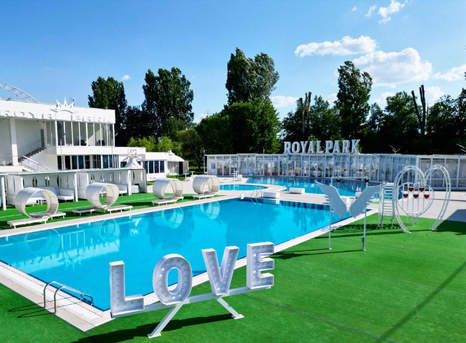 Royal Park Complex Hotell Bascov Eksteriør bilde